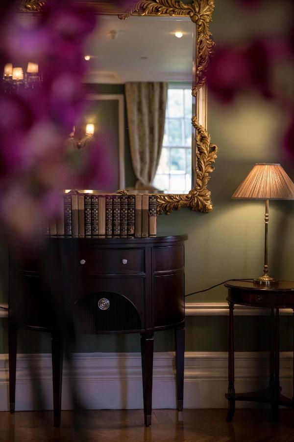 Castlemartyr Resort Hotel Kültér fotó A photograph of a room with a green wall